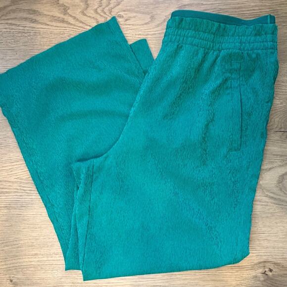 Athleta Pants - Athleta Echo Wide Crop Pant Size 8 High Waisted Elastic Breathable Athleisure
